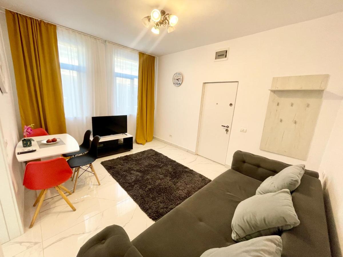 4 City Bucharest Luaran gambar